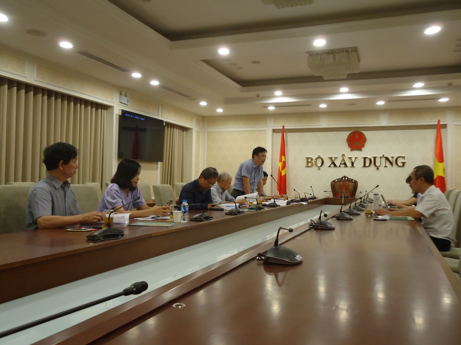 Nghiệm thu nhiệm vụ “Nghiên cứu sử dụng bùn đỏ làm nguyên liệu thay thế đất sét trong sản xuất gạch lát sàn và ngói lợp” 